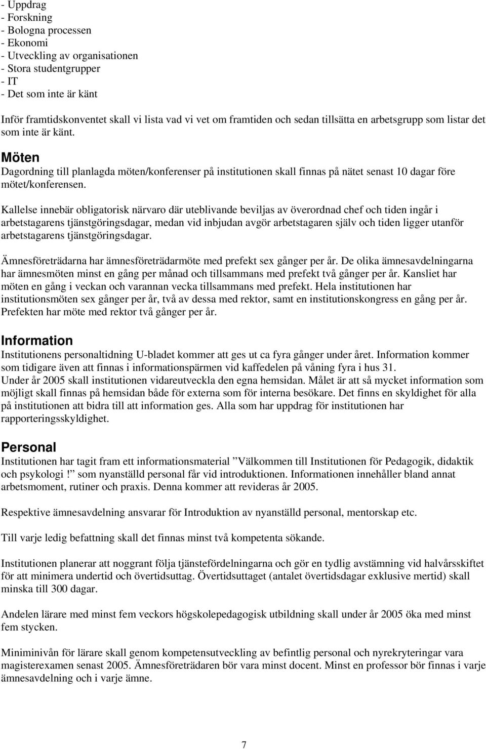 Kallelse innebär obligatorisk närvaro där uteblivande beviljas av överordnad chef och tiden ingår i arbetstagarens tjänstgöringsdagar, medan vid inbjudan avgör arbetstagaren själv och tiden ligger