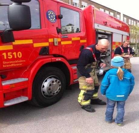 Intäkterna går till välgörenhet och till skolans verksamhet. På våren firar vi fritidshemmets dag med en stor fest.