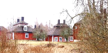 Malingsbo lilla kyrkogård ligger intill Hedströmmens västra strand, i anslutning till byn. Den invigdes 1786, långt senare än kyrkan. Gravkoret, över släkten Heijkensköld, tillkom 1871.