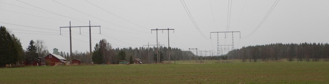 På sträckan mellan Sala och Tullsta, där den befintliga ledningen (och således den förordade sträckningen) viker av rakt söderut, är den uppförd parallellt med Vattenfalls regionnätsledning, ÄL3 S9