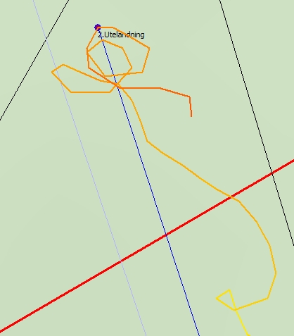 4 svängt några varv under fortsatt höjdminskning innan han, sannolikt, gick in i höger landningsvarv för landning på en betesvall om 200 m + 175 m, avdelad av ett stängsel med låg trädridå.