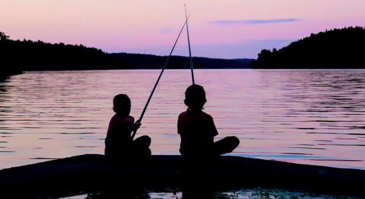 Boken om mig Här nedan finns förslag på rubriker som kan ingå i ditt arbete: Några fakta om författaren Ute på olovliga vägar (Novell) Obligatorisk Minnen från mellanstadiet Sommarloven på 2000-talet