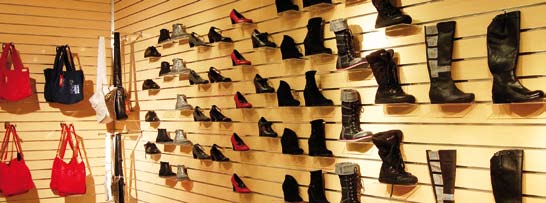 Exponering av skor och stövlar på spårpanel. Spårpanel SSC säljer marknadens bredaste sortimentet av melaminbelagd MDF spårpanel och spårpanelstillbehör.