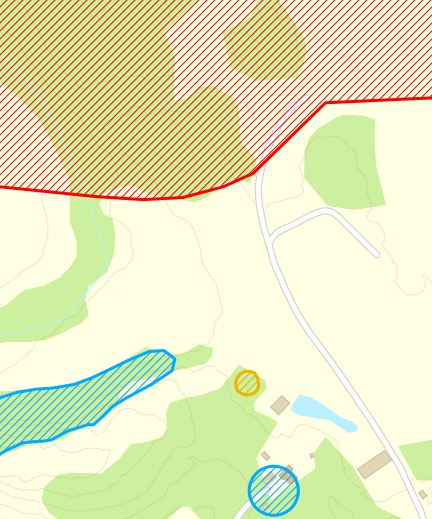 Utdrag från Naturvårdskartan. Svensksundsvikens naturreservat skrafferat i rött. Naturskyddsföreningen anser att ny bebyggelse ska ha ett minsta avstånd på 150 meter till naturreservatet.