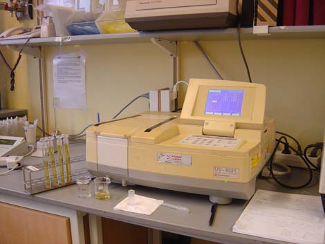 Bild 7; Försöksuppställningen på Stockholm Vattens laboratorium. Bild 8; Spektrofotometer samt färdigpreparerade prover.