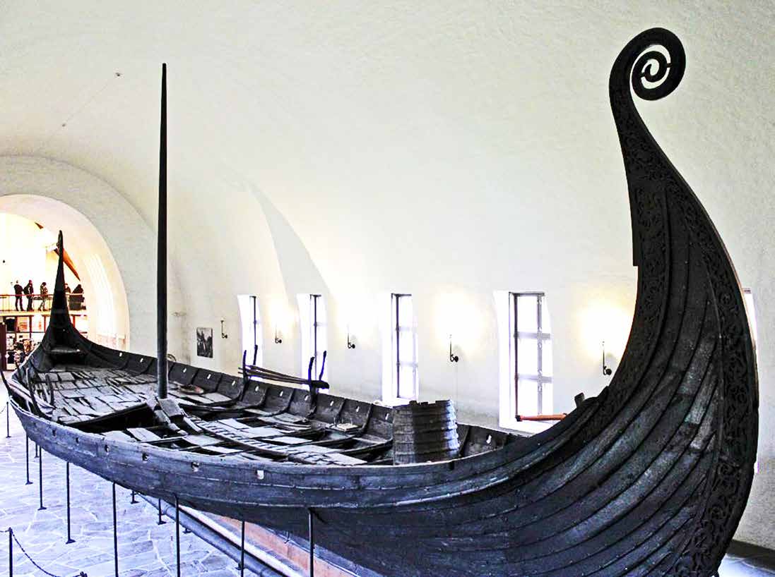 Den yngre kvinnan från Oseberg tolkas som den äldres tjänarinna. I en samtida skriftlig källa berättas om en flicka som avrättas för att följa sin döde vikingahövding i en båtgrav i Ryssland.