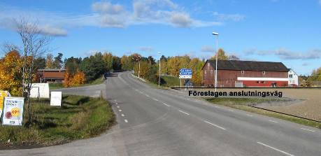 - Programhandling för del av Villberga-Mälby 1:4, Grillby - 12(14) Fotomontage på den föreslagna skyddsplanteringen mot länsväg 530.