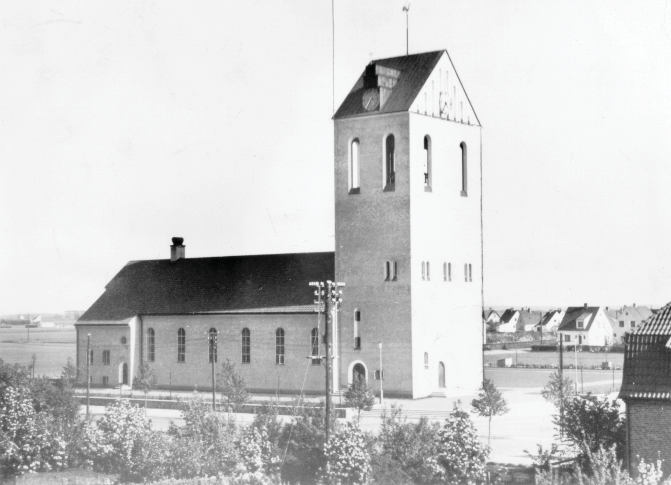 Historik av betydelse för ärendet Himmelsfärdskyrkan uppfördes 1934 efter ritningar av arkitekt Ivar Tengbom.