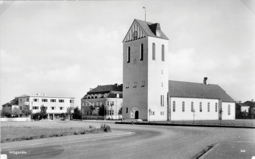 Himmelsfärdskyrkan från sydväst och den omgivande murens västra sträckning, vilken inte berörts av aktuell renovering. Foto: Artur Rube, 1930-tal. Höganäs kommuns fotoarkiv.