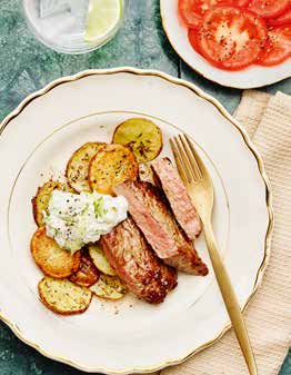 familj v 51 Minutbiff med bakade potatisskivor och tzatziki cirka 40 min b Näringsinnehåll/portion: Energi: 2094 kj/ 501 kcal. Protein 34,2 g. Fett 18,9 g. Kolhydrater 45,4 g.