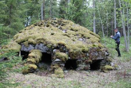 Storskalig brytning pågår i kalkbrottet i Brunflo. Dag två besökte gruppen det gamla kalkbrottet vid Åse kalkbruk och kalkmuseet i Åse där Curt Lofterud berättade om museets tillkomst.