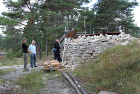 En sådan ugn brukas t.ex. av byggnadshyttan på Gotland. Det finns också flera äldre ugnar som står som ruiner idag. Byggnadshyttans kalkugn i Hejnum används för att bränna gotländsk kalksten.