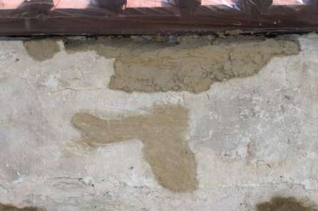 På två ställen gjordes prov med mycket feta bruk. Det undre provet har ett bladningsförhållande med 20 delar kalk på en del sand. Det övre har 10 delar kalk på en del sand.