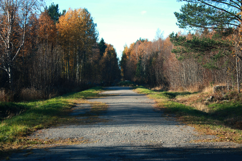 PLATS 11 Gamla Lövskärsvägen 11.1. Många vill gå den förlängda stig mot kyrkan som trampats upp med tiden. En underhållen fortsättning av vägen önskas. 11.1. Tekniska förvaltningen, Gata och trafik Förlängningen av vägen ligger inte på kommunal mark därför har kommunen ingen möjlighet att underhålla den.