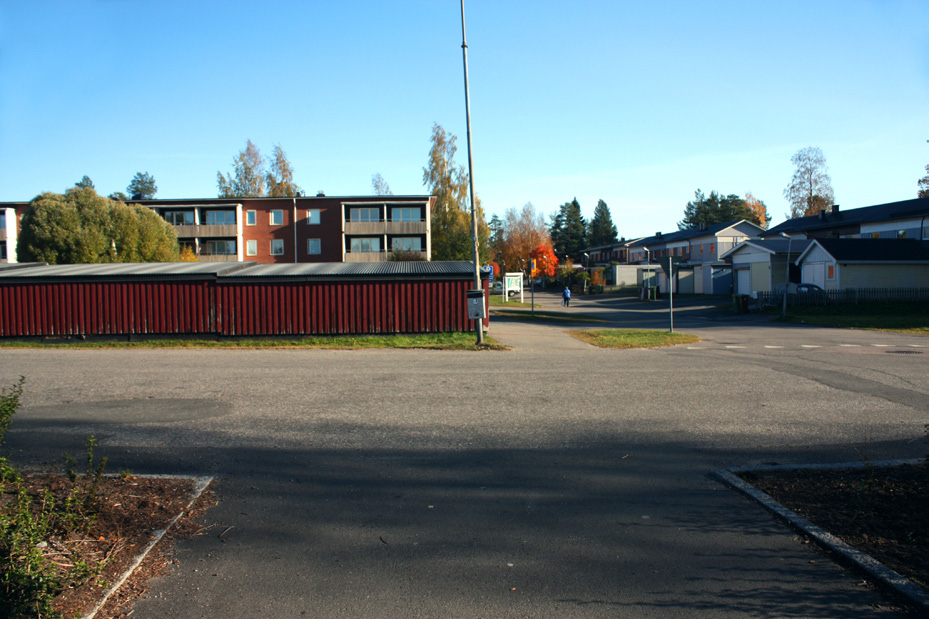 PLATS 2 Korsning mellan Havsöringsgränd och Svedjevägen 2.1. Det passerar mycket trafik förbi passagen över Svedjegatan. Passagen är viktig och många färdas den vägen till och från torget.