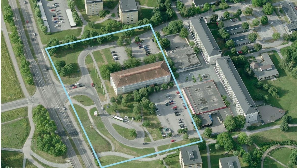 Sida 4 (6) 4 Befintliga förhållanden Det aktuella området utgörs idag av asfalterade parkerings- och körytor samt grönytor med buskage och träd, se Figur 3.