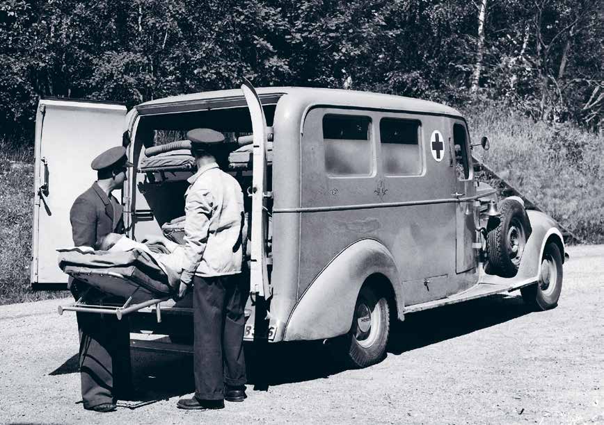 Ambulans med fyra bårar och två förare på Centrallasarettet i Stocksund 1942.