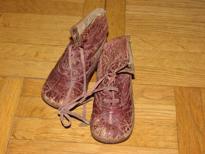 6 (3p) Ett par gamla skor kan förmedla mycket, väcka minnen eller bara se historiska ut.