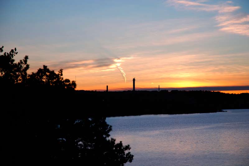 7 (2p) Soluppgång eller solnedgång. Eftersom detta är världens mest fotograferade fenomen så finns miljontals bilder på detta tema och det måste vara exptionellt för att inte locka fram en gäspning.