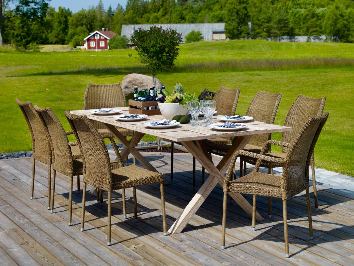 KONSTROTTING/WICKER Angelica & Brutus Angelica stol och karmstol i natur tillsammans med det stabila bordet Brutus, 220 x 95 cm, i borstad teak.