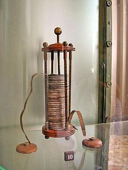 Batteri och elektrolyt Alessandro Volta återuppfinner batteriet (också kallat voltastapeln) år 1800 efter en kontrovers med Luigi Galvani.