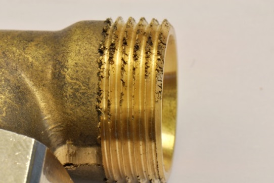 5.4 Tvåstegssmidning Processen vid tvåstegssmidning involverar ett mellansteg där den kompakterade cylinder smids till en mindre cylinder som sedan smids till slutgiltig form, se Figur 5.6.