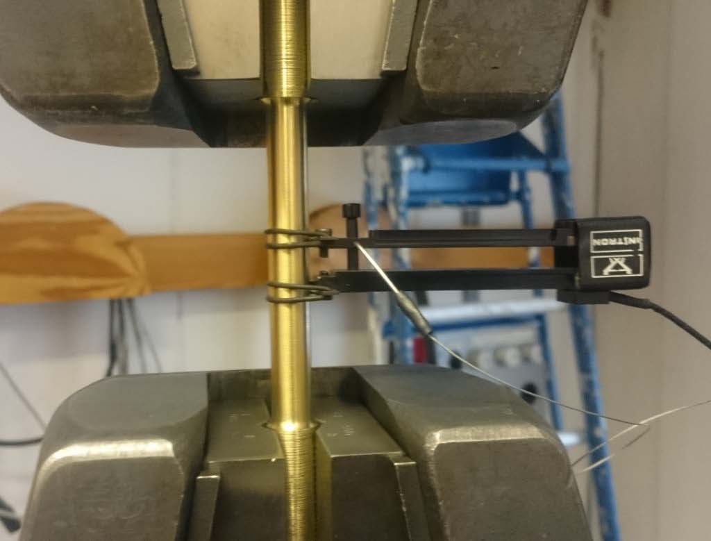 I dragprovsstandarden 1 ISO6892-1 anges att töjningshastigheten i det plasticerade området över den parallella längden ska vara ee LL ee = 0.00025 ss 1 med toleransen ± 20 %.