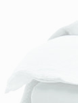 Bäddat för skön sömn. Sängarna nedan är bäddade med underbara Westport bäddset i 100% linne som finns i ljusgrå eller vit.