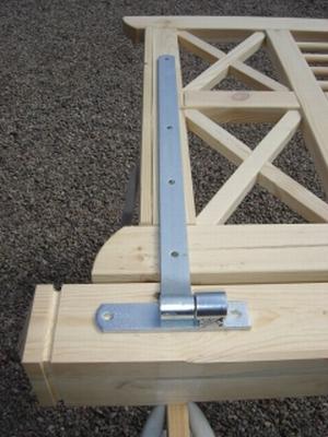 När man monterar grinden så ska man först mäta in vart man ska fästa gångjärnskenorna. Här har vi två tips.