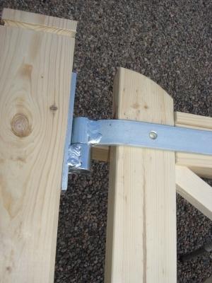Vid montering av en enkelgrind så är det lite enklare då man kan montera hela grinden på stolpen för och sedan montera stolpen i stolpskorna och då se till att grinden kommer i våg.