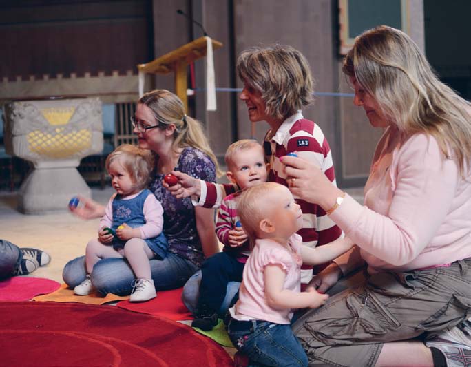 Efter rytmerna längst fram i kyrkan leker de följa John upp på orgelläktaren och samlas framför orgeln. Nu ska jag säga några ord om orgeln, säger Helene som satt sig vid spelbordet och forstätter.