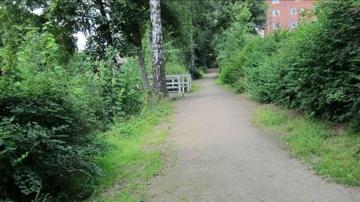 Dnr SHB 13/136 25/43 Prästgatan är ett naturligt stråk mot Årummets västra sida och avslutas i en plantering och en utskjutande terrass med sittplatser.