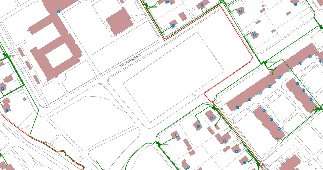 YTTRANDE 3 (5) Elnät Det går en högspänningskabel i område, rödmarkerad enlig skiss nedan. På plankartan ser det ut som u-området i den nordöstra delen skär av u-området efter Nävergatan med en linje.