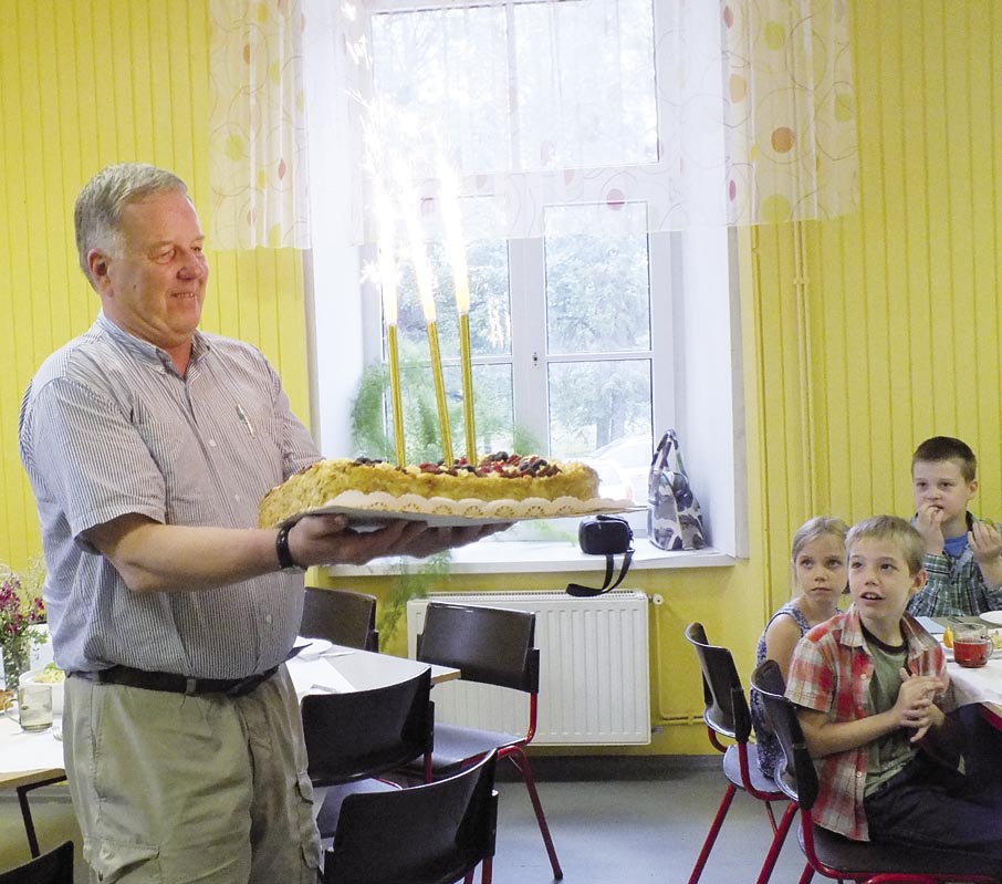 Deltagare på det 15e sommarlägret på Spares internatskola. Ivars Velks serverar tårta på jubileumsfesten.