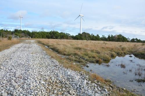 2.2 Ingen direkt påverkan på våtmarksområdet. Fördelaktigt om etablering sker i direkt anslutning till befintlig väg. 2.3 Placeringen ligger i anslutning till våtmarksområdets västra gräns.