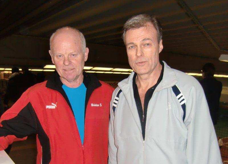 Allvetaren Johan Porsborn är också i hallen. Han har mycket att göra, bl a skall han förbereda en frågestund med en tennisprofil tisdag kväll. Vem det blir är hemligt tills vidare.