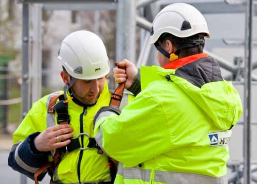 Säkerhet och hälsa Alla medarbetare i de olika koncernbolagen ska se till att arbetsmiljön är säker och hälsosam. Att våra säkerhetsbestämmelser och -rutiner följs är en nödvändig förutsättning.