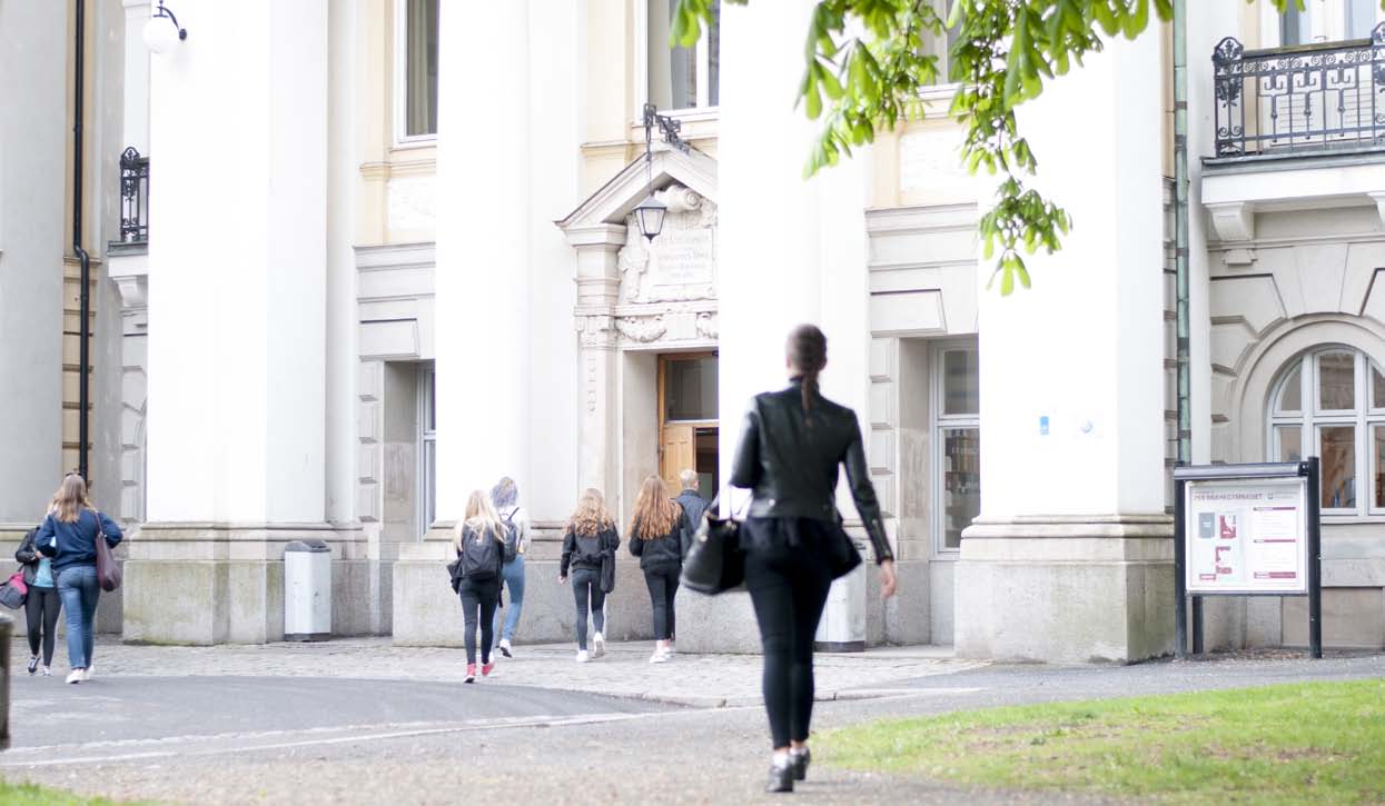 Högskoleförberedande Ekonomiprogrammet Inriktningar Ekonomi Juridik Kom och få svar på dina frågor om ekonomiprogrammet i sal 110.