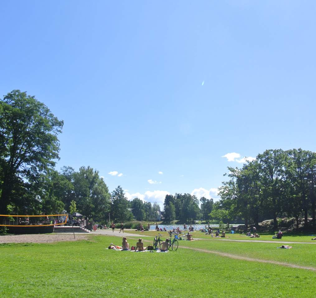 Bad Med bad avses utomhusbad eller allmänna strandbad. Kraven för ett strandbad är att det ska finnas en större strand eller klippor som gränsar till ett rent vatten som är fritt från båttrafik.