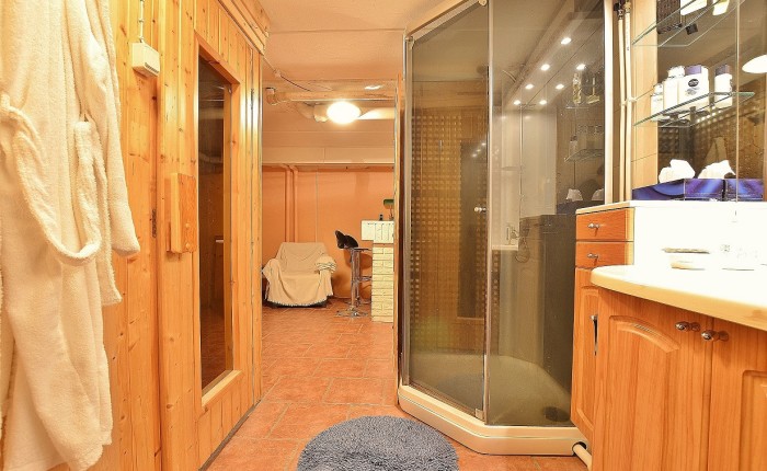 Badrum källare Badrum med duschkabin, tvättställ, bastuavdelning och