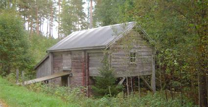 Trädgård Bod Härligt grönskande trädgård med mycket blomster, buskar och träd. Dubbelgarage Timrad bod, inredd som verkstad och snickarbod, gipsade och isolerade väggar.