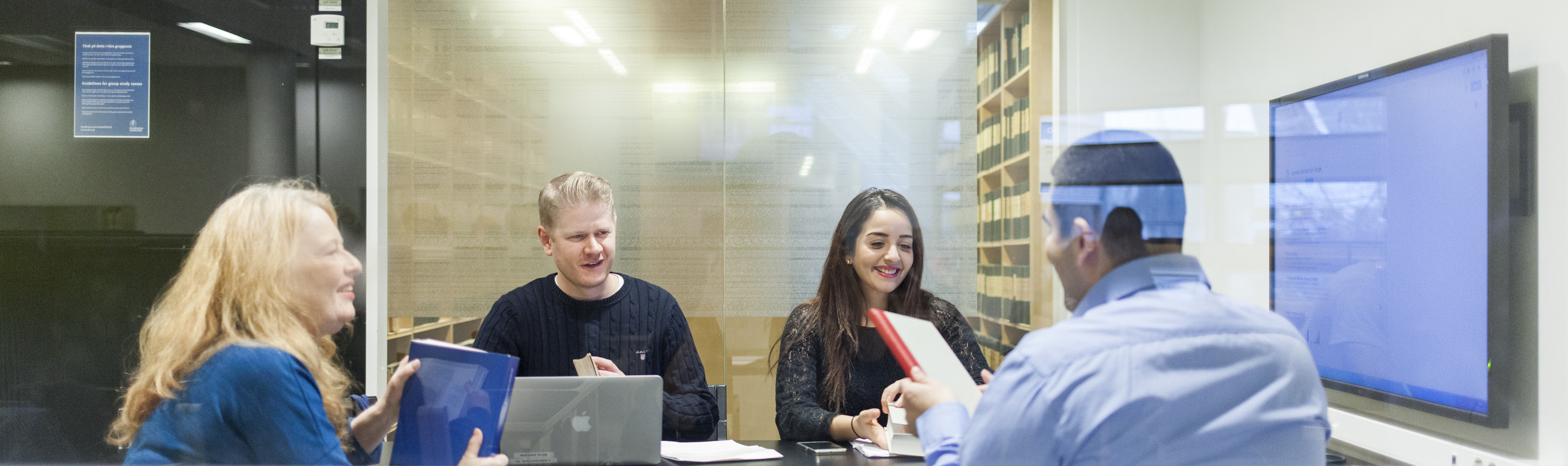 Analys av inköpsförslagen vid användarstyrt förvärv av böcker och databaser vid Stockholms universitetsbibliotek Maj 2016 Mia Wahlberg Avdelningschef, mediaavdelningen En stor del av Stockholms