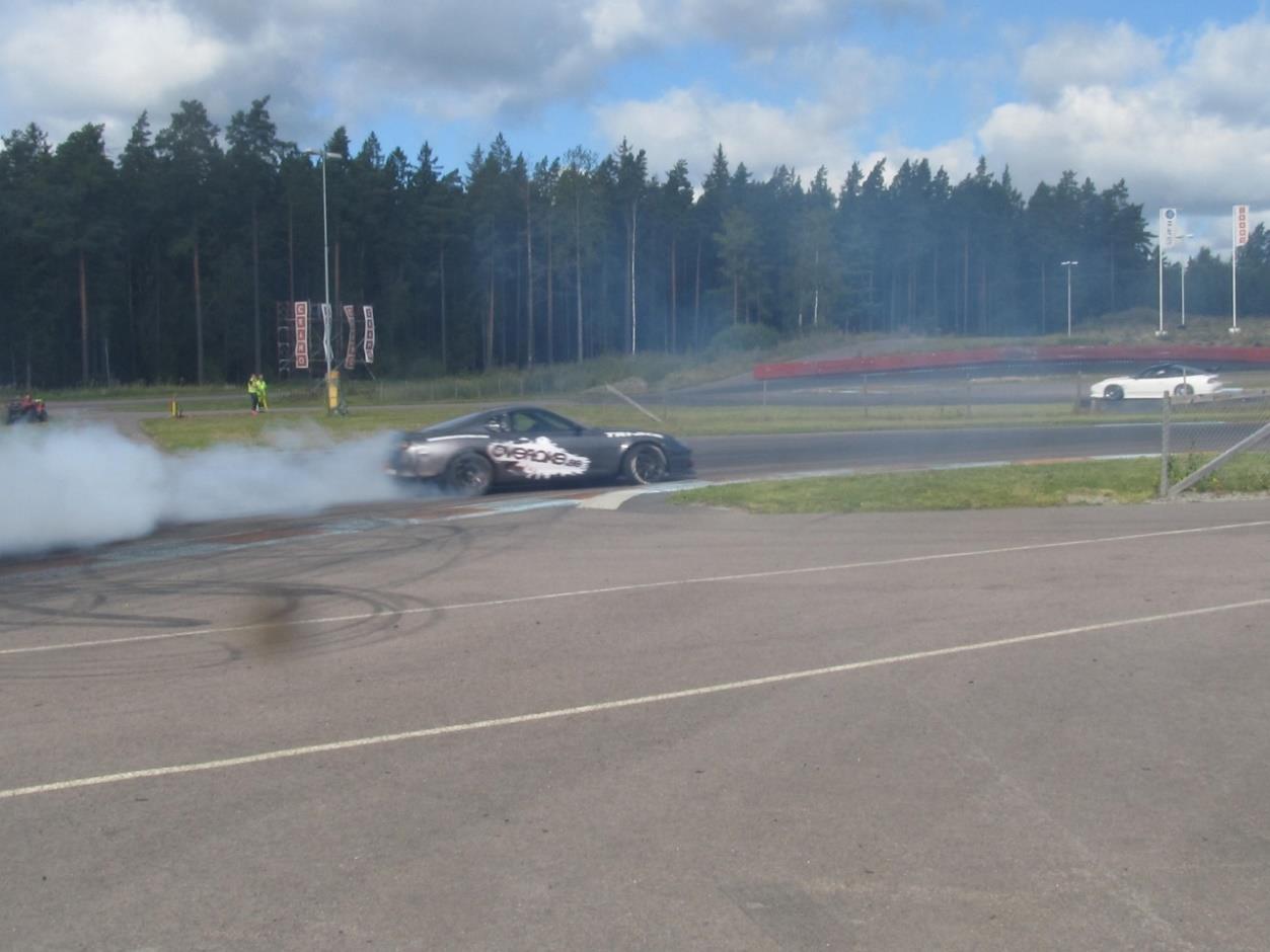 Drifting med sladdning och gasning på asfalt som ger högst ljud Ljudnivån uppmättes 29 aug 15 på ett avstånd av i genomsnitt 1.