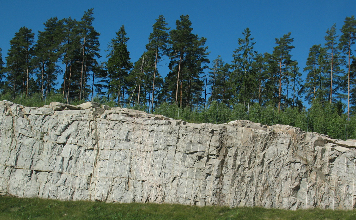 STÖDMURAR OCH BERGSKÄRNINGAR Bergskärningar Bergskärningar kan utföras på olika sätt. Generellt föreslås tätsöm.