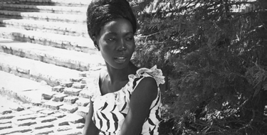 Black Girl 4/2 kl 14 Fri entré Biograf Fokus Från 15 år Ousmane Sembene Senegal, 1966 61 min En ung kvinna reser från Senegal till Frankrike för att jobba som barnflicka