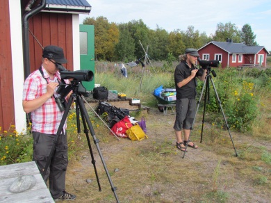 8 Inger Öhman lagar en fågelpåse. Foto: Ulf Öhman Rejäl fartvind i Runes båt, i alla fall av bilden att döma; Pontus Wennesjö och Olle Nordbeck skojar till det.