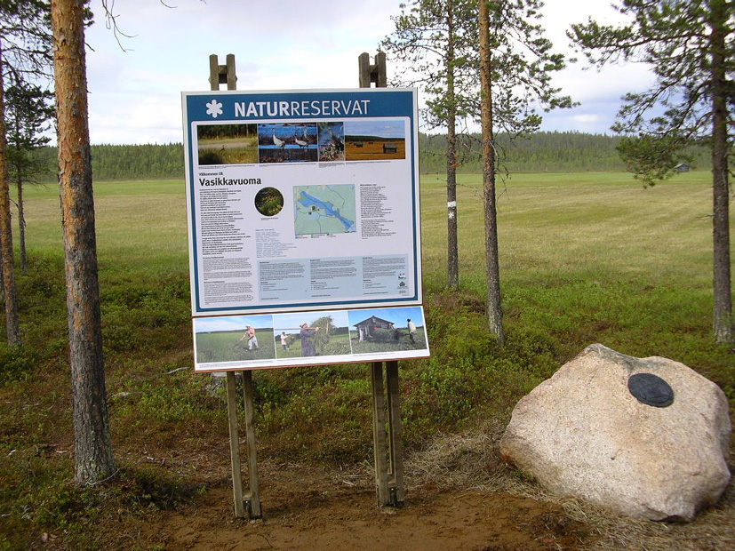 95 (104) Bild 9. Exempel på den nya typen av informativa naturreservatsskyltar. Här Vasikkavuoma naturreservat i Pajala kommun. Foto länsstyrelsen.