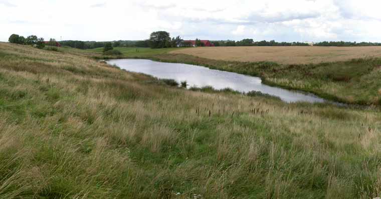 << Projektdeltagare från Skottland informeras om odling- och vattenförhållandena på Skottorps säteri. Foto: John Strand. < Vattennivåer och flöden registras regelbundet under torkperioder.