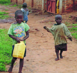 Projekt SOS-Barnbyar Sverige finansierar nio nya barnbyar Två tredjedelar av de allra fattigaste länderna i världen finns i Afrika.