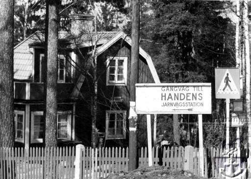 och här är berättelsen MJÖLKHÄMTNINGEN Det är sommar i början på 30-talet, somrarna som kanske inte bara i minnet var soliga och varma.